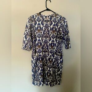 Professional work dress. Pockets in the front.